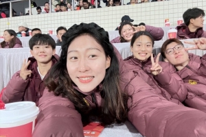 全站官方平台-女足门将徐欢社媒晒观看中甲等照片：每天都在青青草地上欢快踏青