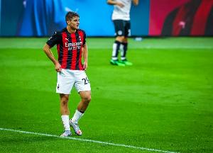 记者：租借+强制买断条款，热那亚加速谈判引进米兰前锋科隆博