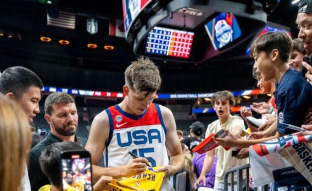 登录入口-湖人新星成名烦恼：在家中打牌却被传与霉霉恋爱