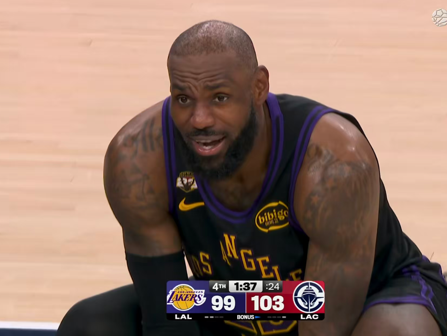 全站官方平台-撑杆跳没哨，锁喉不犯规！四大黑哨助力湖人还输球，难怪詹皇急眼